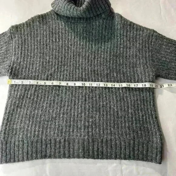 Old Navy Women's Turtleneck Sweater Small Gray Ribbed Wool Blend‎ Minimalist - Picture 3 of 8